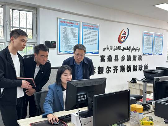 自治区惠民惠农财政补贴资金“一卡通”专项治理工作协调小组办公室主任、财政厅党组成员、副厅长朱辇赴富蕴县库额尔齐斯镇实地指导新“一卡通”系统操作(2)