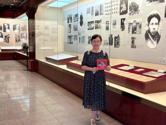 张淑玲参观红色展览
